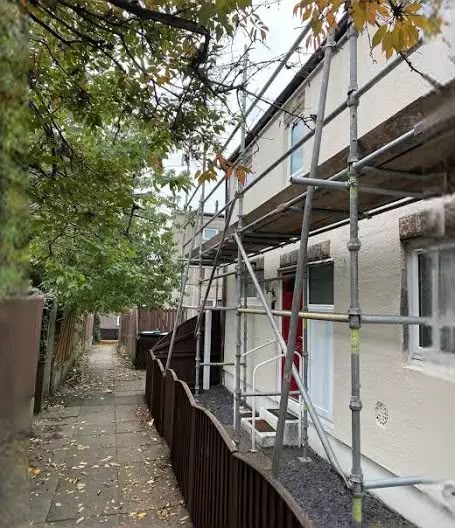 Narrow alley scaffold
